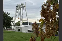 Das Gelände der IABG zwischen Lichtenau und Kleinenberg ermöglicht auch Fall-Tests aus größerer Höhe. Dazu wird dieser Kran genutzt. - © Jens Reddeker