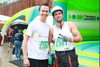 Startklar: Beim achten AOK-Firmenlauf haben zahlreiche Sportler dem Regen getrotzt. - © Yvonne Glandien