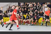 Packende Duelle: In dieser Szene k&auml;mpft Alex Hauerhof von der SV Diestelbruch-Mosebeck mit seinem Kontrahenten Michael Reger vom FSV Pivitsheide um den Ball. - &copy; EGON PENNER