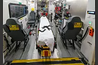 Die zentrale Patientenliege mit Ger&auml;ten &ndash; eine kleine Intensivstation auf R&auml;dern. - &copy; Andreas Zobe