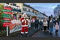 Weihnachtsmann Michael Surmann und seine Nachbarschaft haben es sich zur Tradition gemacht, die Bergengruenstra&szlig;e in Brockhagen mit vielen Lichtern, Figuren und Sternen zu dekorieren. - &copy; Jonas Damme