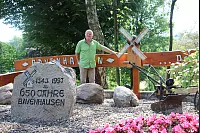 Siegfried Schröder, stellvertretender Vorsitzender des Heimatvereins, am Dorfeingang. - © Marlen Grote