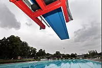 Alles leer unterm Sprungturm im Freibad Werreanger in Lage. - © Foto: Preuss