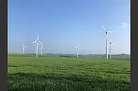 Ganz schön zugig: Die Ottensteiner Hochebene bietet Windkrafträdern den perfekten Standort. - © Silke Buhrmester
