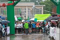 Startklar: Beim achten AOK-Firmenlauf haben zahlreiche Sportler dem Regen getrotzt. - © Yvonne Glandien