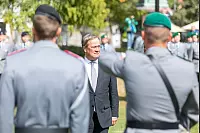 Ministerpräsident verleiht auf dem Schloßplatz der Panzerbrigade 21 „Lipperland“ der Bundeswehr das Fahnenband des Landes Nordrhein-Westfalen. - © Jannik Stodiek