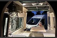 Einblicke in den alten Bulli während des aufwendigen Ausbaus. - © Vanessa Grant