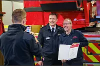 Zum Abschied eines langj&auml;hrigen Kollegen entsteht ein Erinnerungsfoto mit Amtsleiter Gordon Majewski (v.l.) und Werner Tophinke. - &copy; Andreas Zobe
