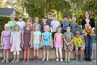 Lehrerin Susanne Schulte und Klassentier „Fiete" freuen sich gemeinsam mit ihrer 1a auf den Schulstart an der Grundschule am Silvaticum. - © Torben Gocke