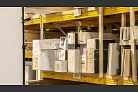 Wie Legosets können die Filmsets zusammengesteckt werden. Dafür liegen unter anderem Holzbalken bereit. - © Daniel Salmon