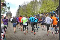 Mehr als 7.000 L&auml;ufer starteten zum 45. Hermannslauf am Hermannsdenkmal in Detmold. - &copy; Sarah Jonek