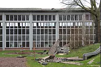 Friederike hat das Dach der Laubker Mehrzweckhalle in Lemgo teilweise abgedeckt. Die Trümmer liegen über den gesamten Spielplatz vor dem Gebäude verteilt. - © Till Brand