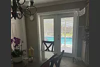 Die Rietberger Familie lebt in den USA auf 120 Quadratmetern. Das Haus verfügt über mehrere Schlafzimmer, Badezimmer, einen Wohn- und Essbereich, Küche sowie einen Pool. - © Familie Lehmann