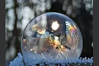 Diese gefrorene Seifenblase wurde in Pivitsheide gesichtet. - &copy; Heike Wiebusch