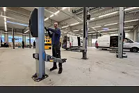 Zieht noch ein paar Schrauben an: Andreas Strock beim Einrichten der Hebeb&uuml;hnen im neuen Autohaus von Mense in G&uuml;tersloh. - &copy; Ludger Osterkamp