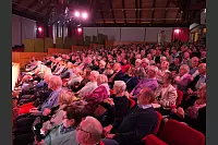 Hart aber Pawellek: Frank Plasberg und seine Frau Anne Gesthuysen plaudern mit Louis Pawellek im Kurtheater. - © Thomas Krügler