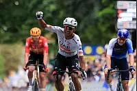 22.08.2025, Nordrhein-Westfalen, Arnsberg: Radsport, Deutschland Tour, Herford - Arnsberg (190,30 km), 2. Etappe, Jhonatan Narvaez aus Ecuador vom UAE Team Emirates gewinnt die Etappe vor Riley Sheehan (r) aus den USA vom Team Israel-Premier Tech und Søren Wærenskjold (l) aus Norwegen vom Team Uno-X Mobility. Foto: Jan Woitas/dpa +++ dpa-Bildfunk +++ - © Jan Woitas/dpa
