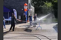Der Lippische Feuerwehrverband feiert sein 150-jähriges Bestehen mit einem großen Familientag im Feuerwehrausbildungszentrum Brake. Das "Coldcut Cobra"-Team zeigt seine Arbeit mit dem Schneidlöschgerät. - © Thomas Krügler