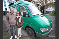 Vanessa Grant und ihr Vater Al haben gemeinsam einen 25 Jahre alten Polizeibulli in einen stylischen Van verwandelt. Kürzlich waren sie damit das erste Mal in Andalusien. - © Andreas Frücht