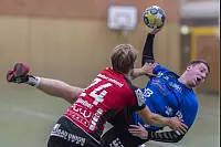 Starke Leistung - mit Vehemenz setzt sich Niklas Busse von Handball Bad Salzuflen (blau) gegen den Detmolder Marvin Wächter durch und kommt zur Torchance. Foto: Egon Penner. - © Egon Penner