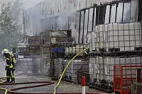 Ein Großbrand in einer Verzinkerei in Barntrup sorgt für große Rauchschwaden. - © Karl-Heinz Krull