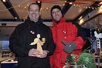 Markus H&ouml;hne (v.l.) und Raphael Peters beim Flohmarktstand - &copy; Sibylle Kemna