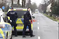 Die Polizei ist zu einem Gro&szlig;einsatz in Verl ausger&uuml;ckt. Es wird wegen K&ouml;rperverletzung ermittelt. - &copy; Roland Th&ouml;ring