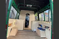 Einblicke in den alten Bulli während des aufwendigen Ausbaus. - © Vanessa Grant