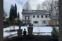 Ein winterlicher Blick vom Rand des Gartens auf das Haus. An der Fassade ist noch nicht alles fertig. Die PV-Anlage auf dem Dach ist bereits installiert. - &copy; Ivonne Michel