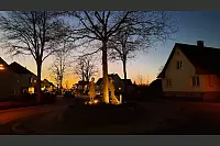 Auch ohne Schnee ein sch&ouml;nes Motiv im Winter - "Arbeitendes Bauernpaar" im Kreisverkehr in Augustdorf. - &copy; Hans-Dieter Kottmann