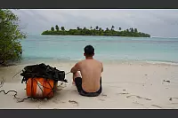 Mit einem selbst gebauten Mini-Flo&szlig; (l.) schwamm Alexander Maksimov jeden Tag auf eine andere Insel. - &copy; Alexander Maksimov