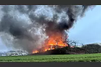 Das Gebäude an Straße Vinner Holz steht in Flammen. - © Paul Brinkmann