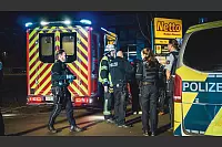 Am Mittwochabend sind zahlreiche Streifenwagen und Rettungswagen in den Ortsteil Windfl&ouml;te geeilt. Der Tatverd&auml;chtige ist fl&uuml;chtig, ein Polizeihund entdeckt eine Pistole. - &copy; Paul Brinkmann