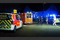 Am Mittwochabend sind zahlreiche Streifenwagen und Rettungswagen in den Ortsteil Windfl&ouml;te geeilt. Der Tatverd&auml;chtige ist fl&uuml;chtig, ein Polizeihund entdeckt eine Pistole. - &copy; Paul Brinkmann