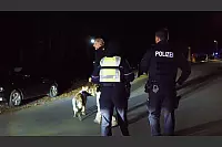 Am Mittwochabend sind zahlreiche Streifenwagen und Rettungswagen in den Ortsteil Windfl&ouml;te geeilt. Der Tatverd&auml;chtige ist fl&uuml;chtig, ein Polizeihund entdeckt eine Pistole. - &copy; Paul Brinkmann