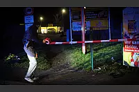 Am Mittwochabend sind zahlreiche Streifenwagen und Rettungswagen in den Ortsteil Windfl&ouml;te geeilt. Der Tatverd&auml;chtige ist fl&uuml;chtig, ein Polizeihund entdeckt eine Pistole. - &copy; Paul Brinkmann