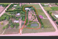 Mit 10.000 Quadratmetern ist das Grundstück von Elli und Ernst Parnkratz für deutsche Verhältnisse recht groß. In der Kolonie Neuland sind es ganz normale Grundstücksgrößen. Auch ein Teich befindet sich auf dem Gelände. - © Pankratz