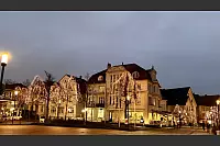 Die Bäume in der Innenstadt erstrahlen mit Lichterketten. - © Apple Photos Clean Up