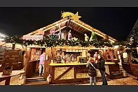 Insgesamt 67 Holzbuden gibt es auf dem "Weihnachtstraum", alle sind individuell geschmückt. - © Apple Photos Clean Up