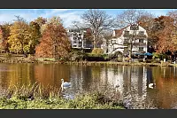 Der Kurparksee vor herbstlicher Kulisse. - © Melanie Meyer