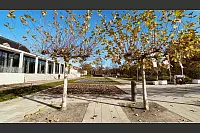 Die Blätter fallen auch am "neuen" Kurhaus (links im Bild), das über eine Terrasse direkt mit dem Kurpark verbunden ist. - © Melanie Meyer