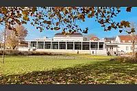 Das "neue" Kurhaus in seiner ganzen Breite und ohne Bauzaun. - © Melanie Meyer