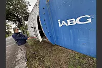 Diese Konstruktion ist in Lichtenau gebaut worden, um die Frachttür eines großen Jets unter Druckbedingungen testen zu können. - © Jens Reddeker