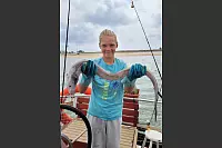 Dicker Fang: Sohn Marlon (12) mit fetter Beute aus dem Wasser - © Denise Brömstrup