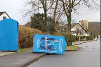 Am Lemgoer Biesterberg liegt ein Altkleidercontainer der Lebenshilfe auf der Straße. - © Till Brand