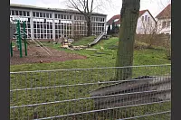 Das Dach der Mehrzweckhalle Laubke ist teilweise abgeflogen. Die Trümmer haben sich über den gesamten Spielplatz verteilt. - © Till Brand