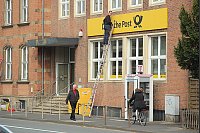 An der alten Post werden die Schilder abmontiert. - © Foto: Reineke