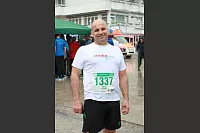 Startklar: Beim achten AOK-Firmenlauf haben zahlreiche Sportler dem Regen getrotzt. - © Yvonne Glandien