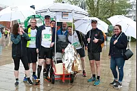 Startklar: Beim achten AOK-Firmenlauf haben zahlreiche Sportler dem Regen getrotzt. - © Yvonne Glandien