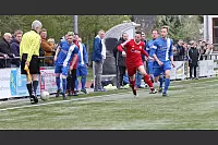 Vor den Augen des Schiedsrichter-Assistenten und der vielen Zuschauer: Augustdorfs Alexander Eck (rotes Trikot) findet die Lücke zwischen den Jerxer Gegenspielern. - © Oliver König